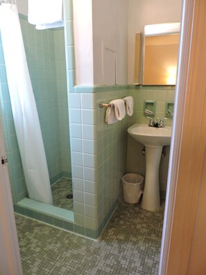 Standard Room, 1 Double Bed | Bathroom | Free toiletries, hair dryer, towels