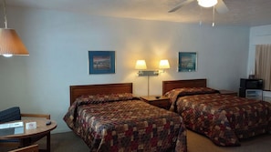 Quarto standard, 2 camas de casal | Wi-Fi de cortesia, roupa de cama