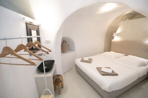 Apartment, 1 Bedroom, Hot Tub | 1 bedroom, soundproofing, iron/ironing board, free cribs/infant beds