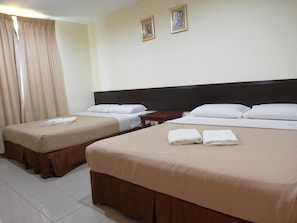 Kamar Keluarga | Meja kerja, setrika/meja setrika, dan tempat tidur lipat/tambahan