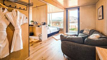 Studio Suite có thiết kế đặc sắc, 1 giường cỡ queen, hiên, quang cảnh núi | Bộ đồ giường cao cấp, chăn bông, nệm có lớp đệm bông