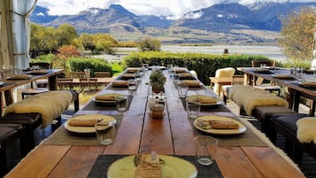 Serveert ontbijt, lunch en diner