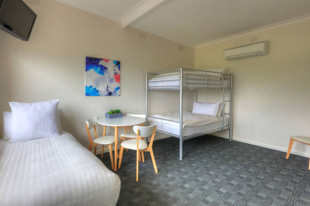 Habitación familiar, varias camas, vista a la montaña