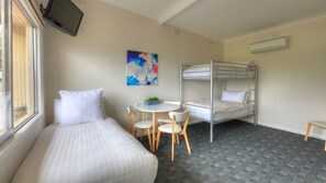 Habitación familiar, varias camas, vista a la montaña