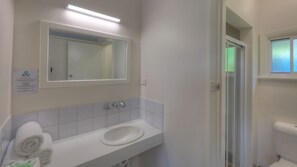 Habitación básica doble, 1 cama Queen size, vista a la montaña | Baño