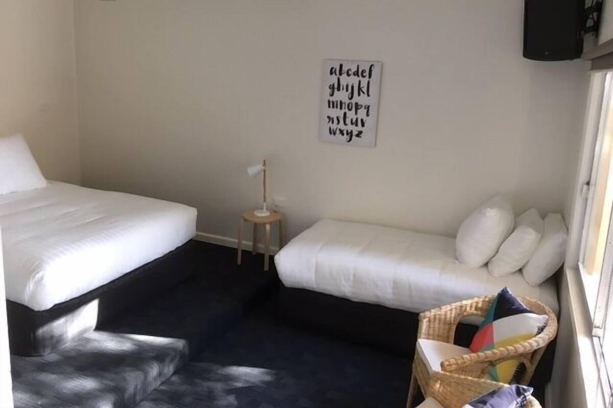 Habitación triple básica, varias camas, vista a la montaña