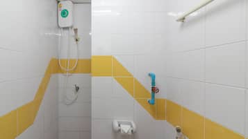 Een douche, gratis toiletartikelen, handdoeken