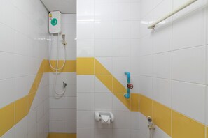 Regadera, amenidades de baño gratuitas, toallas 