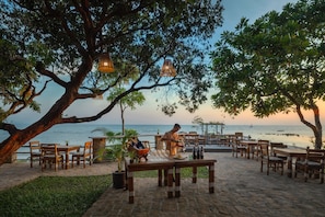 Déjeuner et dîner servis sur place, vue sur la plage