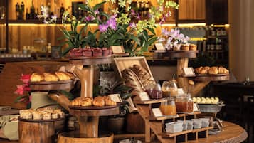 Der serveres frokost og aftensmad