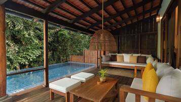 Kolam renang outdoor, dengan payung kolam renang dan kursi berjemur