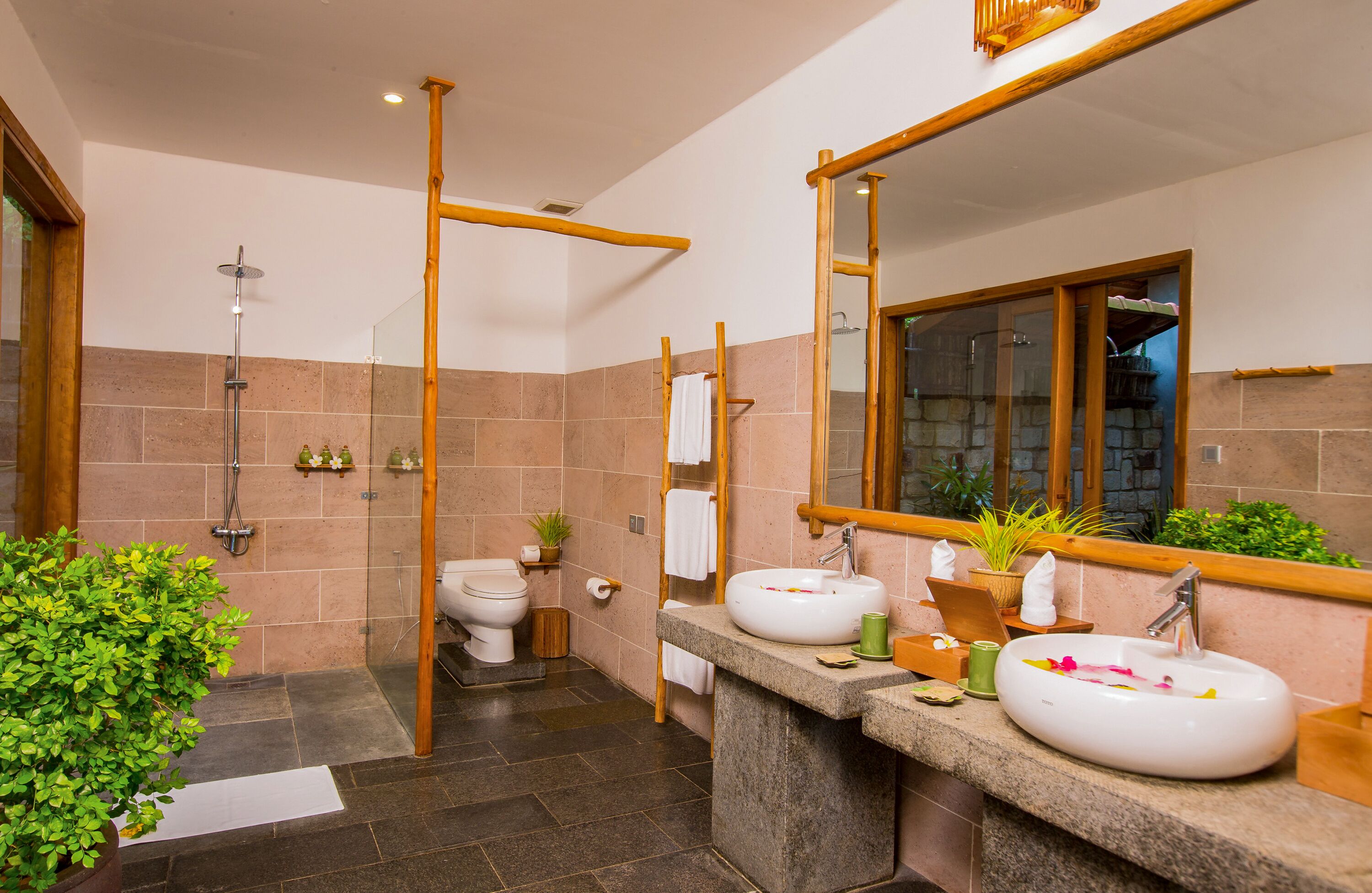 separate bathtub and shower, hydromassage showerhead, free toiletries