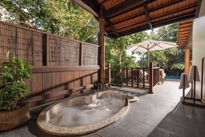 Hillside Pool Villa - Afternoon Tea & Airport transfer | Phòng tắm | Bồn tắm và buồng tắm vòi sen riêng, vòi sen thủy lực 