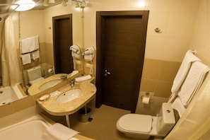 Junior-suite | Badeværelse | Gratis toiletartikler, hårtørrer, håndklæder