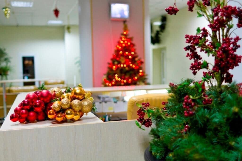 Phục vụ bữa sáng, bữa trưa, bữa tối, món ăn phong cách Âu hiện đại 