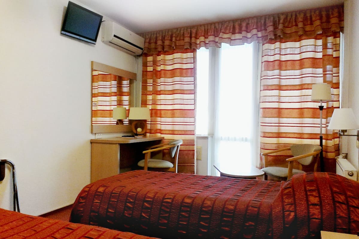 Twin Room | In-room safe, desk, iron/ironing board (on request)