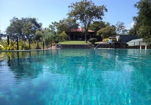 Hồ bơi ngoài trời 