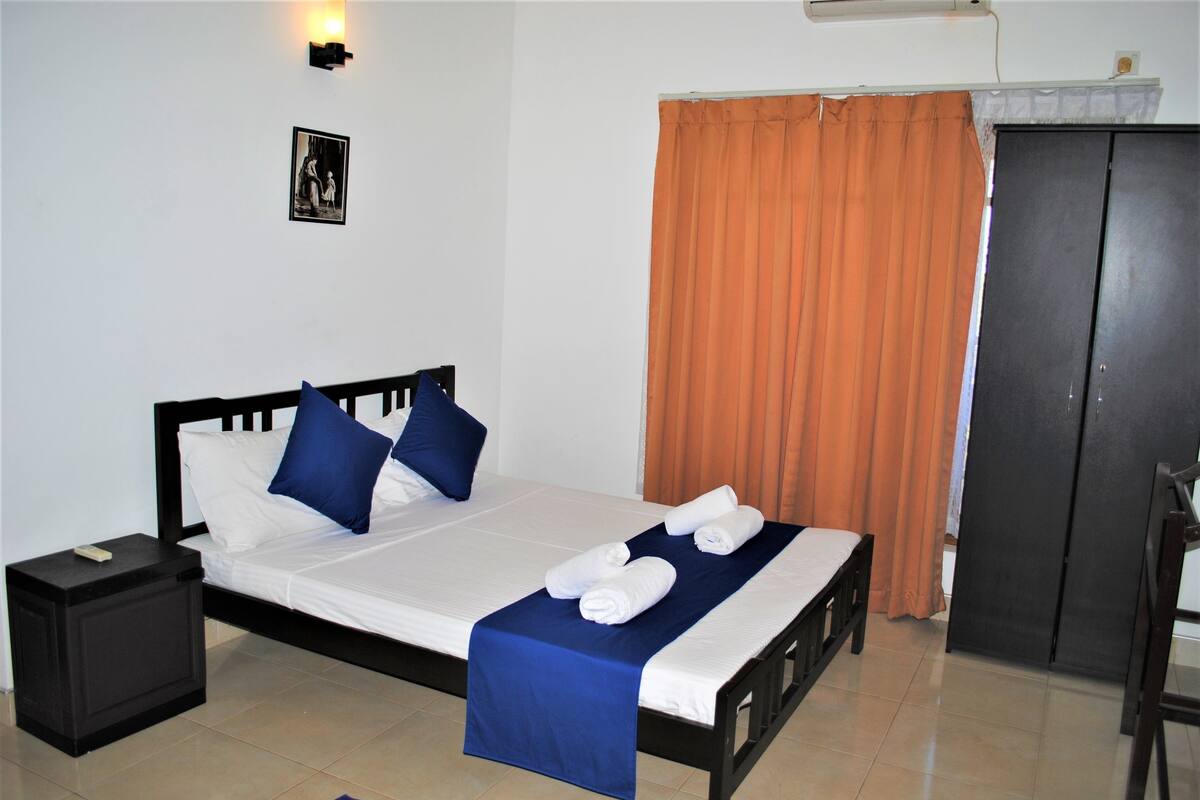 1 bedroom, desk, free WiFi, bed sheets