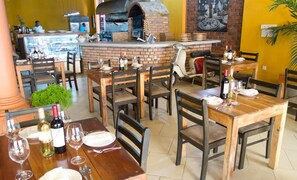 Lunch and dinner served, international cuisine