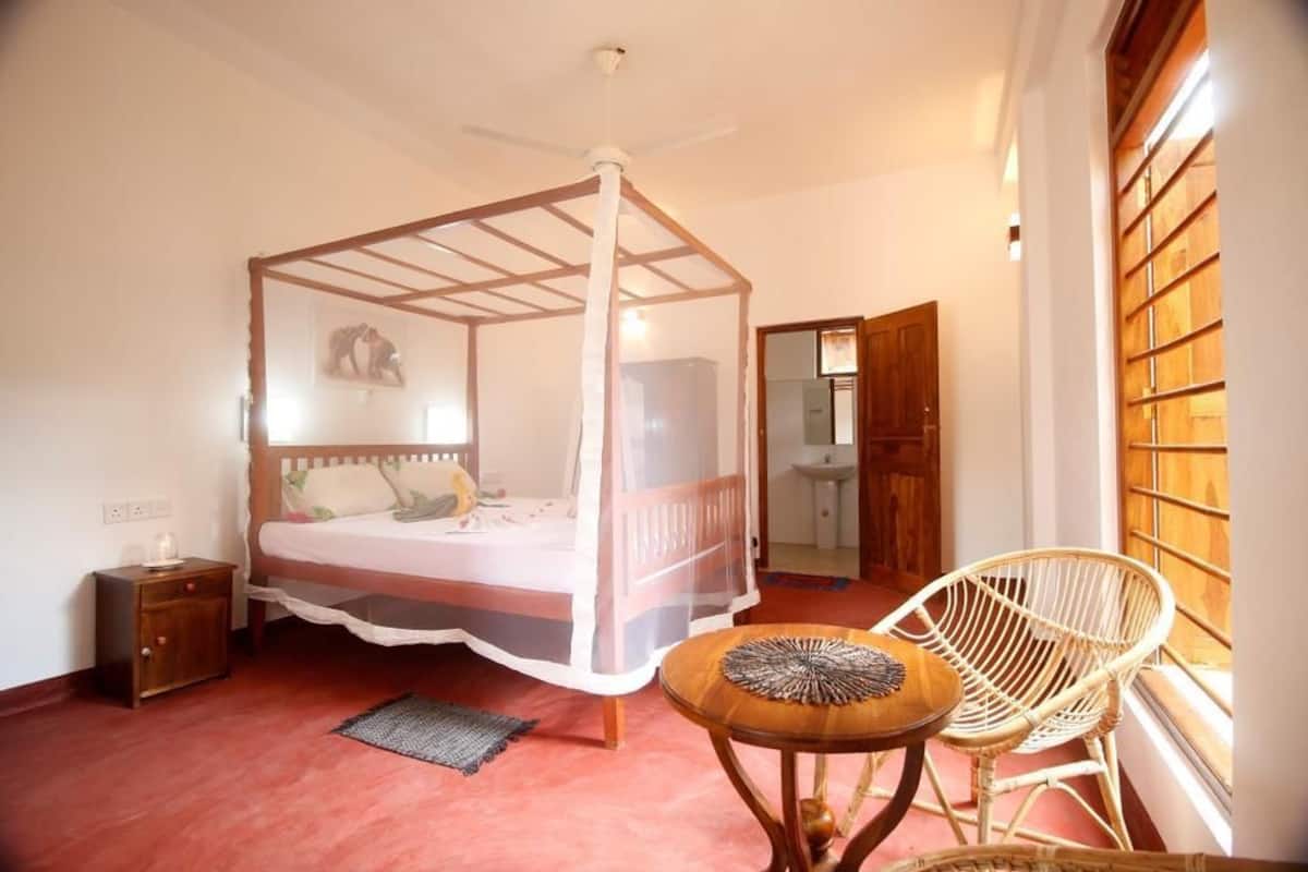 deluxe double room, balcony | desk