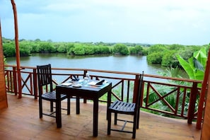 Daily continental breakfast (USD 7.00 per person)