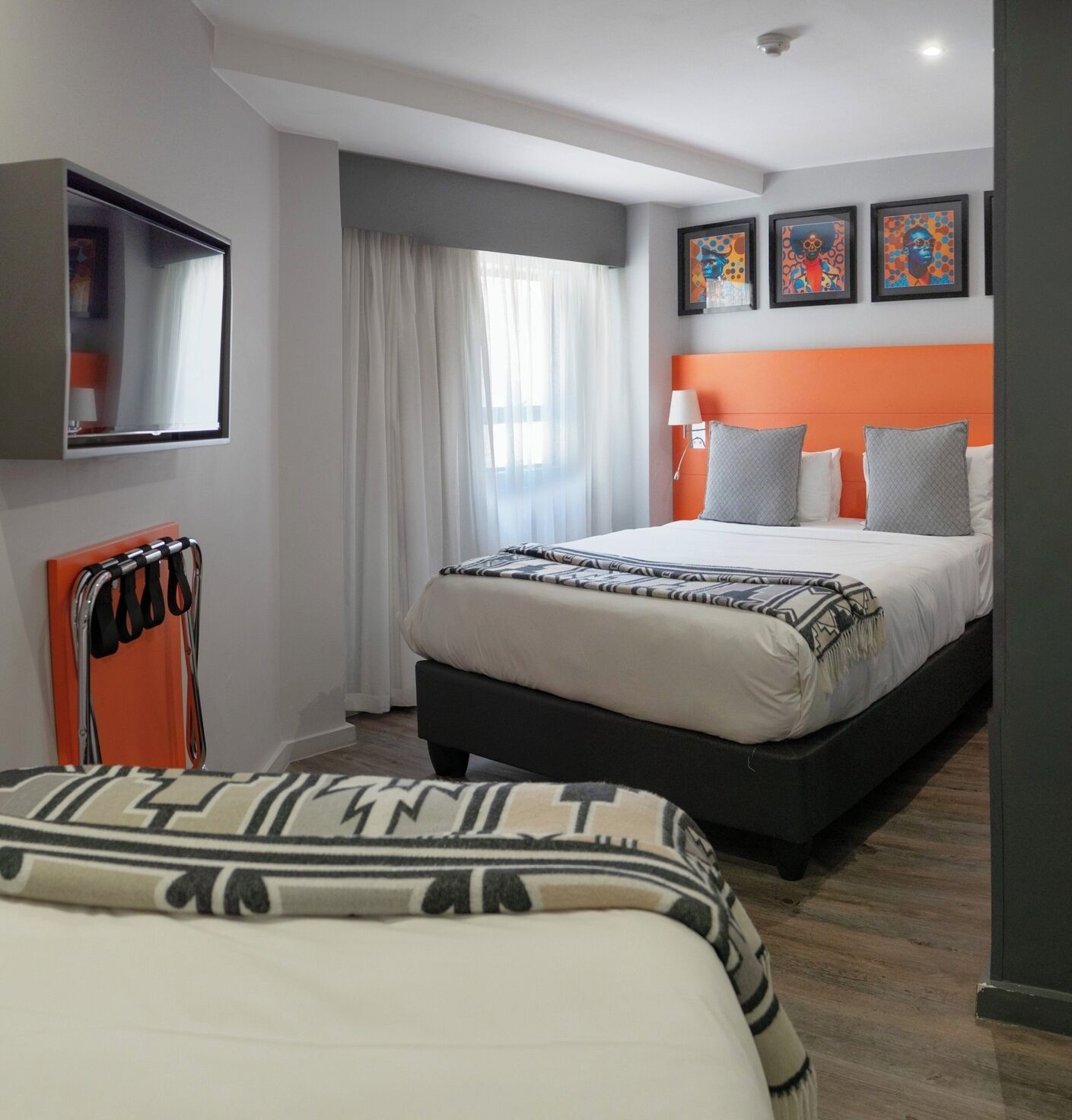 Ropa de cama de alta calidad y caja de seguridad en la habitación 