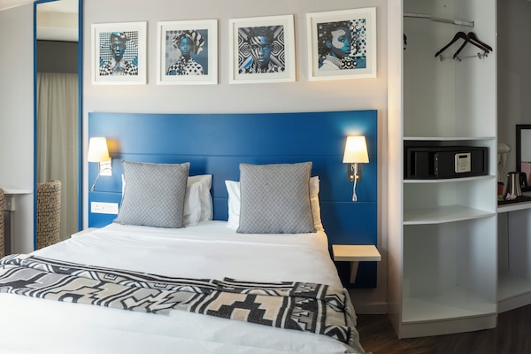 Ropa de cama de alta calidad y caja de seguridad en la habitación