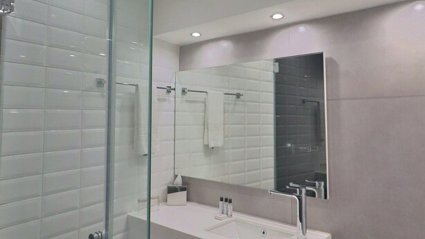 Shower, perlengkapan mandi gratis, pengering rambut, dan handuk