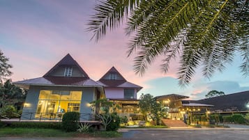 Overnatningsstedets facade – aften/nat