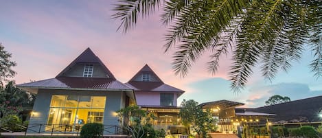 Façade de l’hébergement - soirée/nuit