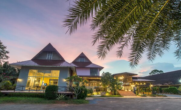 Overnatningsstedets facade – aften/nat