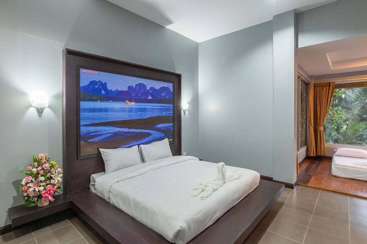 Family Room with Garden View 