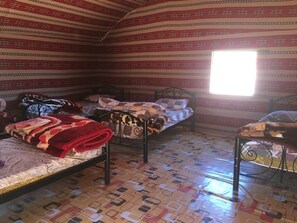 Een kluis op de kamer, een bureau, geluiddichte muren, beddengoed