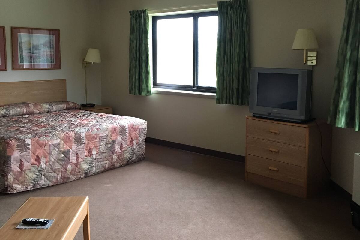 Suite, 1 King Bed, Smoking, Jetted Tub | Desk, iron/ironing board, rollaway beds (surcharge), WiFi (free)