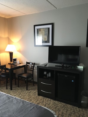 Deluxe Room, 1 King Bed, Smoking | Desk, iron/ironing board, rollaway beds, free WiFi