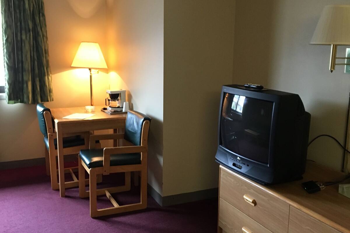 Standard Room, 1 King Bed, Non Smoking | Desk, iron/ironing board, rollaway beds (surcharge), WiFi (free)