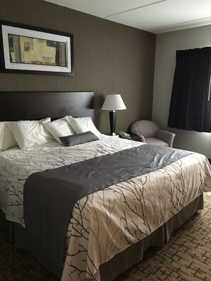 Quarto luxo, 1 cama King, para fumantes | Escrivaninha, ferros/tábuas de passar roupa