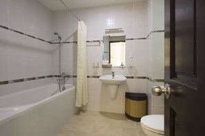 Shower, free toiletries, hair dryer, towels - Vien Dong 3 Hotel (Ho Chi Minh City)