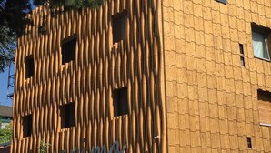 A hotel facade with vertical wooden slats and a sign that reads "hotel". - Hotel Capima (Cologne)