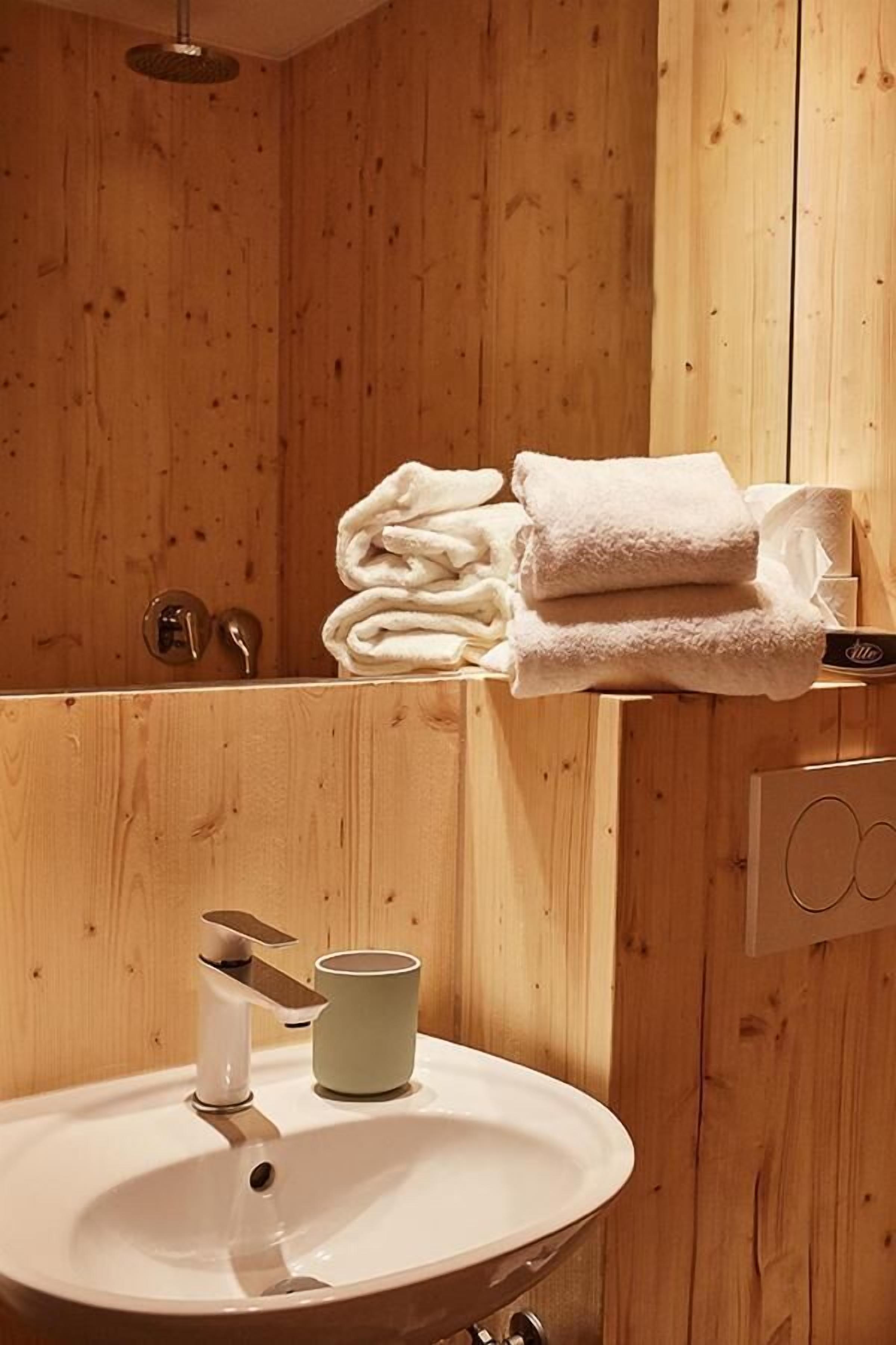 shower, free toiletries, towels