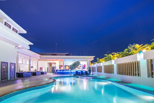 Indoor pool, outdoor pool, open 6:00 AM to 9:00 PM, pool umbrellas - Phnom Penh Era Hotel (Phnom Penh)