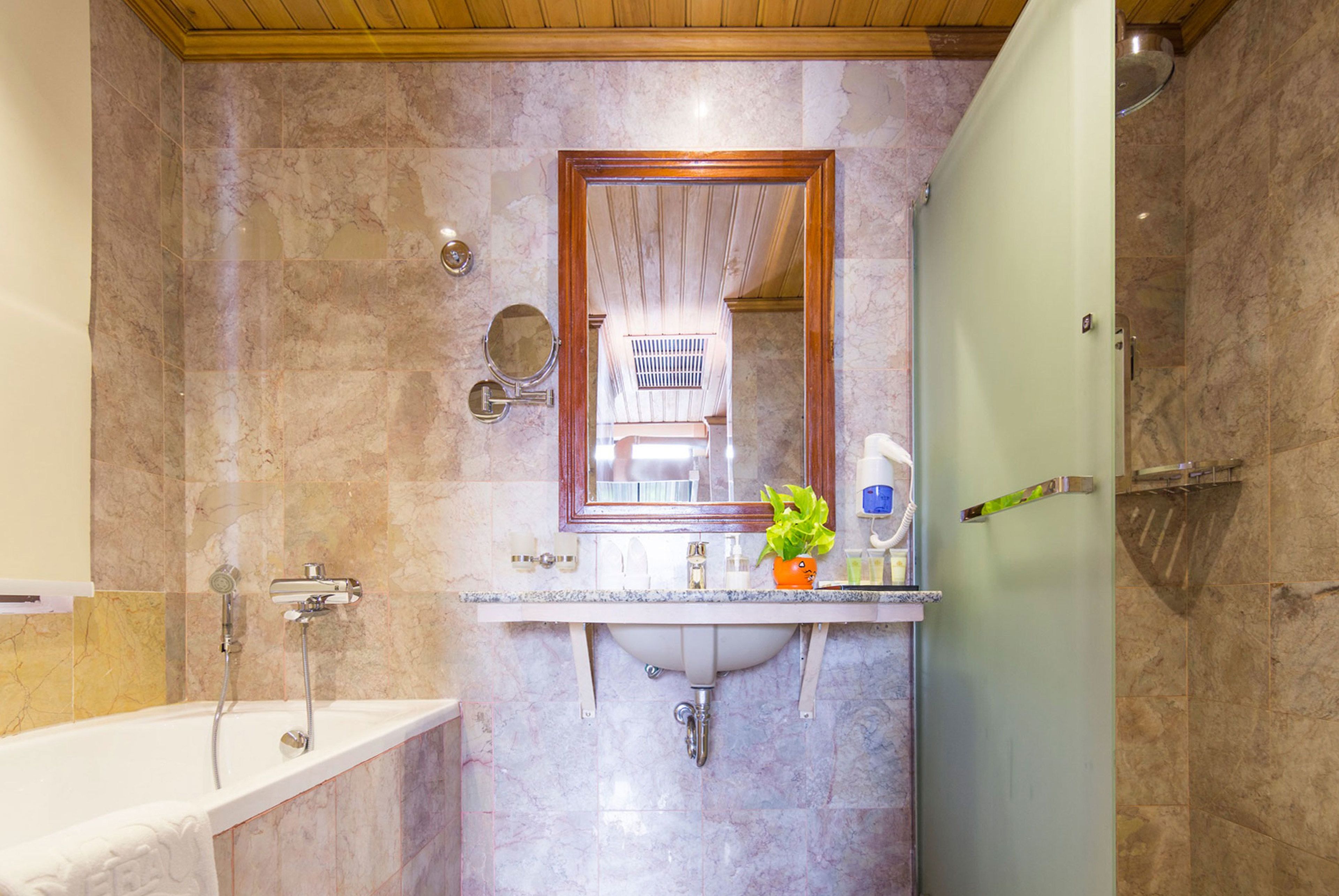 separate bathtub and shower, deep-soaking bathtub, free toiletries