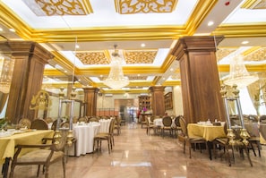 2 restaurantes; se sirven desayunos, comidas y cenas