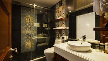 Quarto luxo | Banheiro | Banheira e chuveiro separados, ducha de hidromassagem