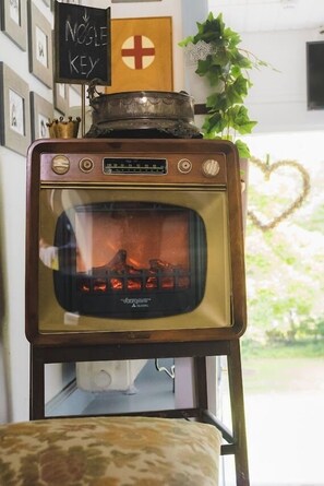A vintage stove with a heart-shaped decoration on the wall behind it. - Fredensborg Vandrerhjem - Hostel (Fredensborg)