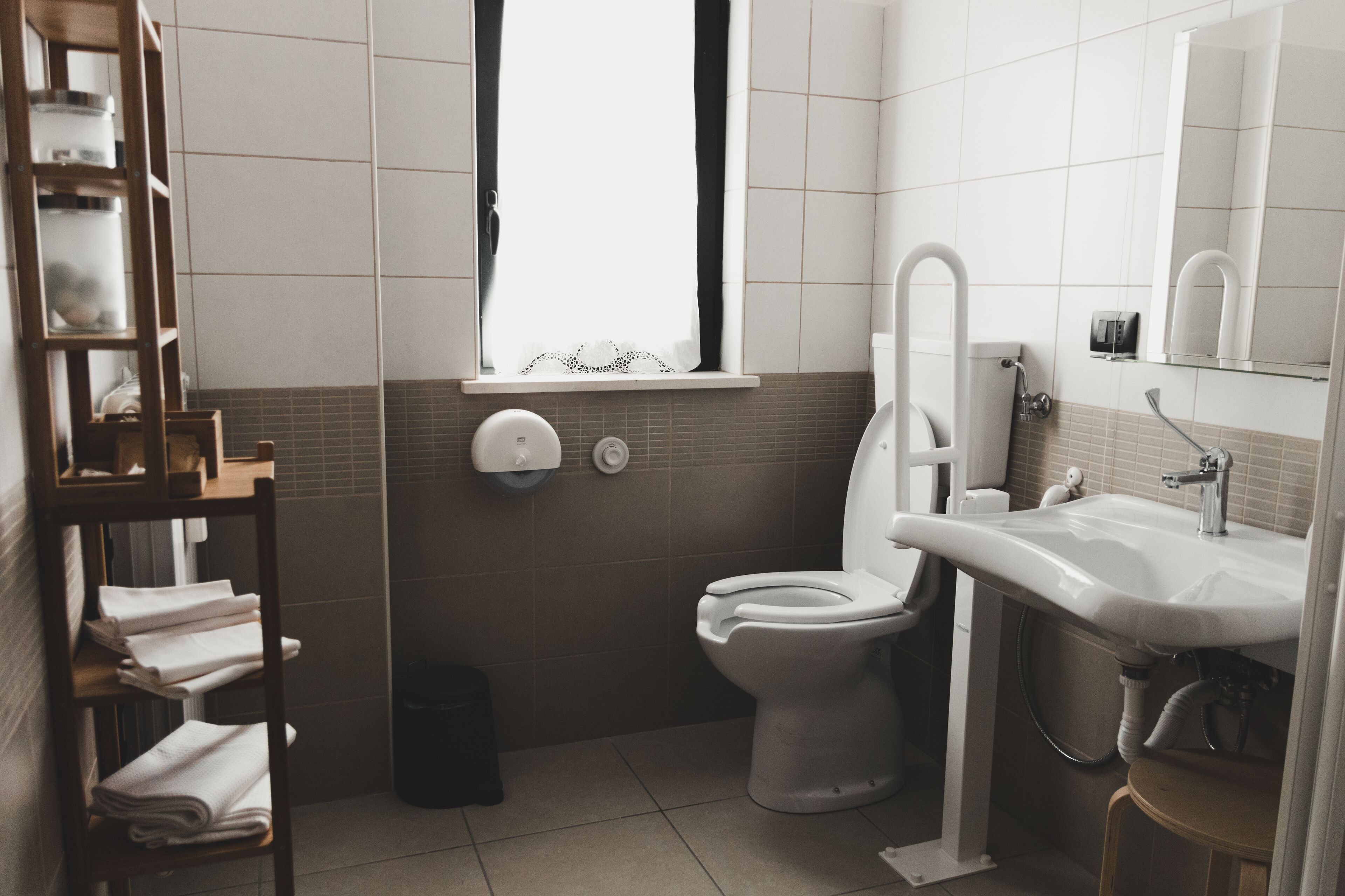 Dusj, toalettartikler (inkludert) og hårføner