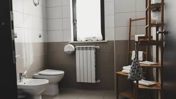 Appartement Panoramique, 1 chambre | Salle de bain | Douche, articles de toilette gratuits, sĂšche-cheveux