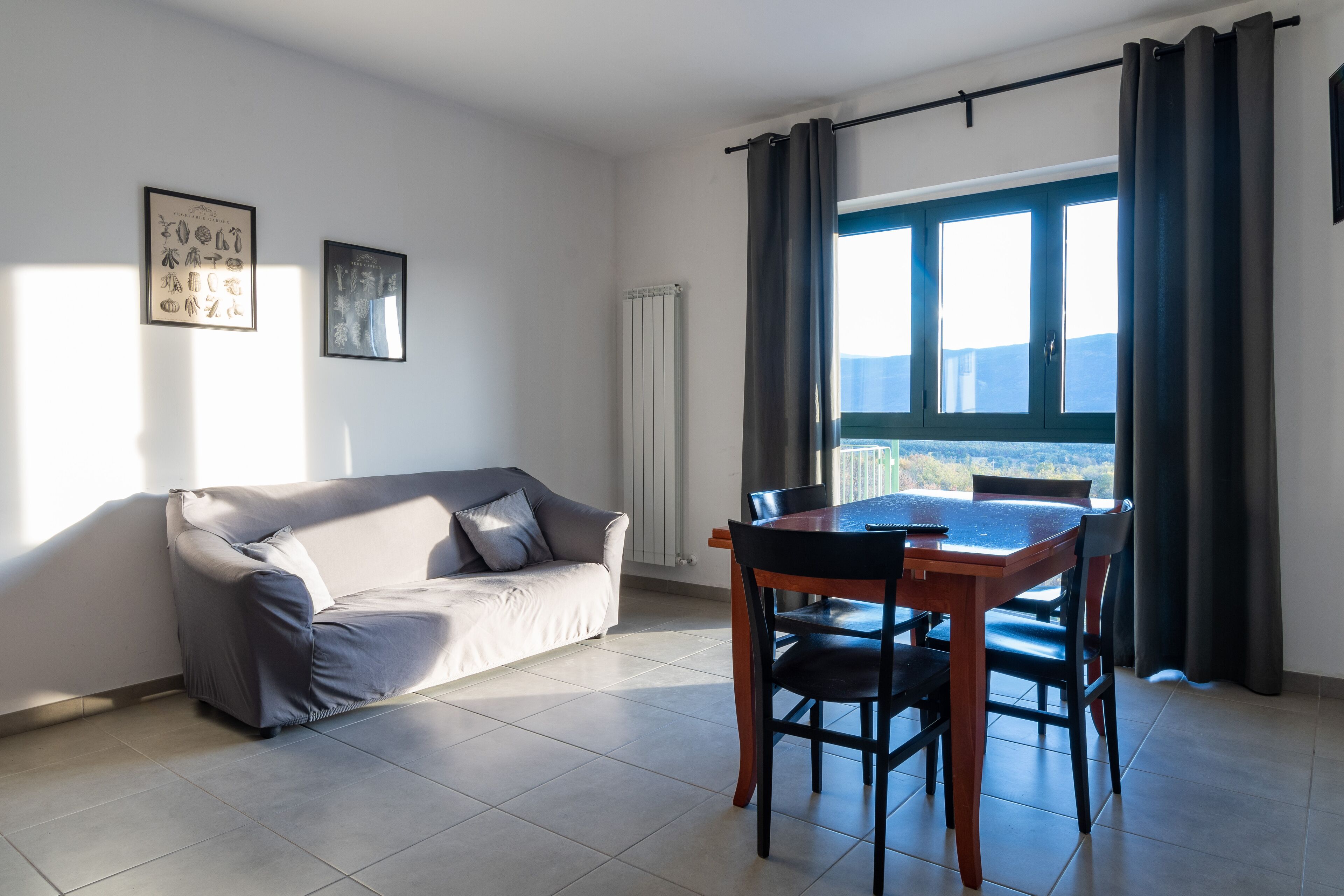 Leilighet – superior, 2 soverom | Oppholdsområde | En 32-tommers LED-TV med digitale kanaler samt TV