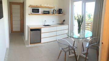 Lemari es besar, microwave, kompor, dan mesin pembuat kopi/teh