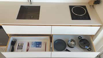 Lemari es besar, microwave, kompor, dan mesin pembuat kopi/teh